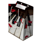 Rode rozenblaadjes op piano medium cadeauzakje (Achterkant Gekanteld)