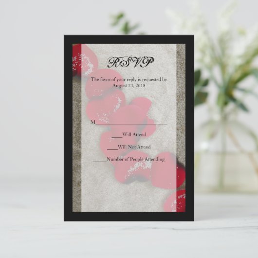 Rode rozenblaadjes op zandstrand bruiloft RSVP (Staand voorkant)