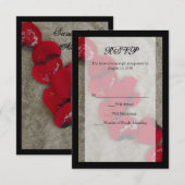 Rode rozenblaadjes op zandstrand bruiloft RSVP Kaartje (Voorkant / Achterkant)