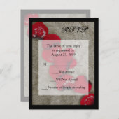 Rode rozenblaadjes op zandstrand bruiloft RSVP Uitnodiging Briefkaart (Voorkant / Achterkant)