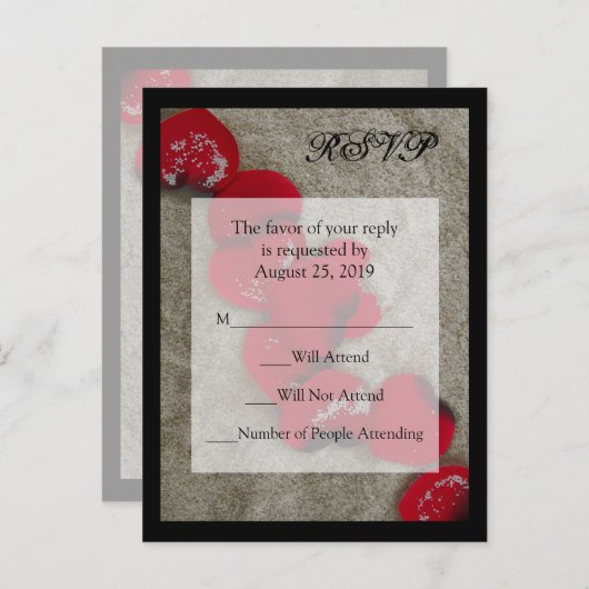 Rode rozenblaadjes op zandstrand bruiloft RSVP Uitnodiging Briefkaart (Voorkant / Achterkant)