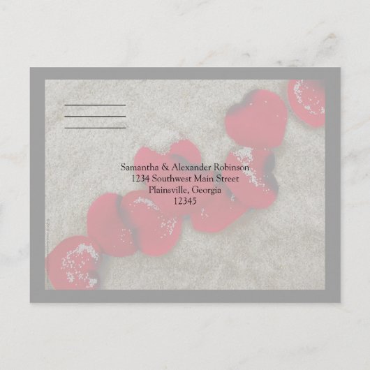 Rode rozenblaadjes op zandstrand bruiloft RSVP Uitnodiging Briefkaart (Achterkant)