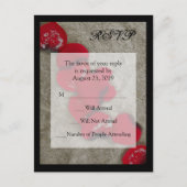 Rode rozenblaadjes op zandstrand bruiloft RSVP Uitnodiging Briefkaart (Voorkant)
