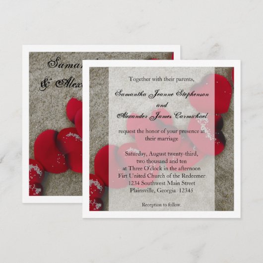 Rode rozenblaadjes, zandstrand bruiloft kaart (Voorkant / Achterkant)