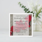 Rode rozenblaadjes, zandstrand bruiloft kaart (Staand voorkant)