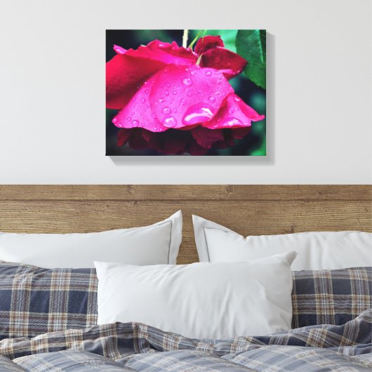 rode rozenbloem en regendruppels canvas afdruk (Insitu (Slaapkamer))