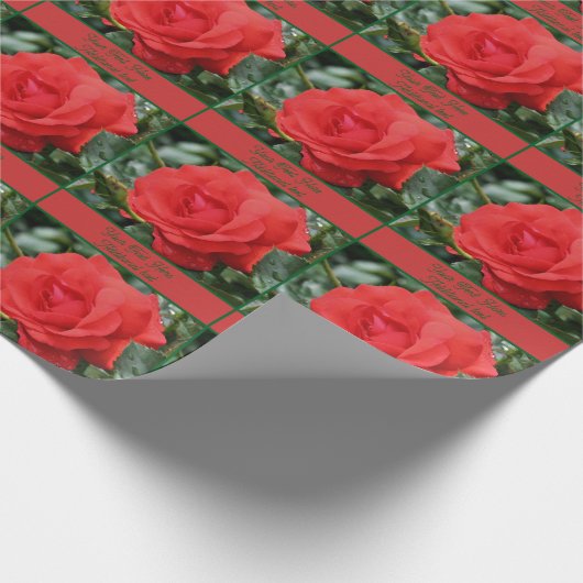 Rode rozenbloem in bloei gepersonaliseerd cadeaupapier (Hoek)
