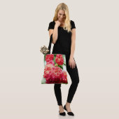 Rode rozenbloem tote bag (Op model)