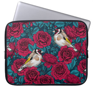 Rode rozenbloemen en goudvinkvogels laptop sleeve