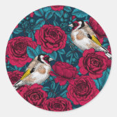 Rode rozenbloemen en goudvinkvogels ronde sticker (Voorkant)