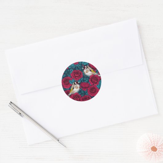 Rode rozenbloemen en goudvinkvogels ronde sticker (Envelop)