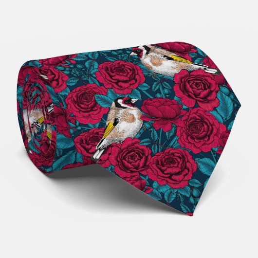 Rode rozenbloemen en goudvinkvogels stropdas (Opgerold)
