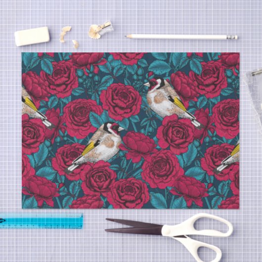 Rode rozenbloemen en goudvinkvogels tissuepapier (Craft)