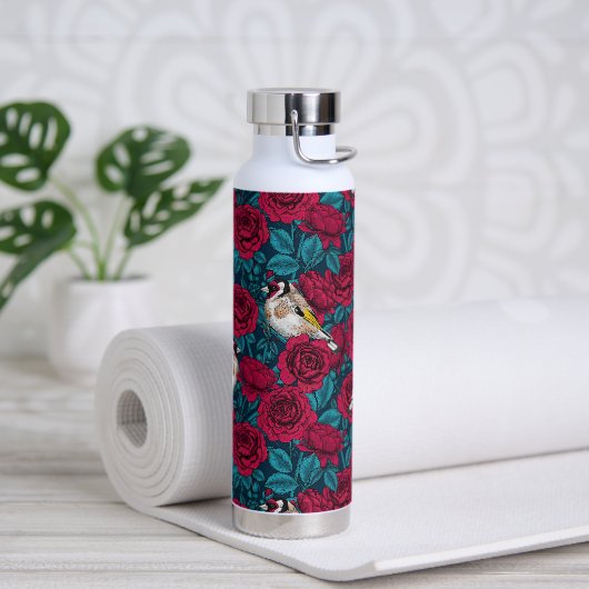 Rode rozenbloemen en goudvinkvogels waterfles (Yoga)