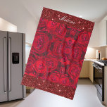 Rode rozenbloesems met dauwdruppels - fotografie theedoek<br><div class="desc">Deze keukenhanddoek heeft een prachtig bloemmotief van dieprode rozen - de koningin van de bloemen voor alle dames en bloemliefhebbers. Aangepaste tekst en glitter. Originele foto van Marions Art.</div>