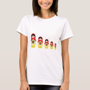 Rode russische matryoshka nestende poppen in de ri t-shirt