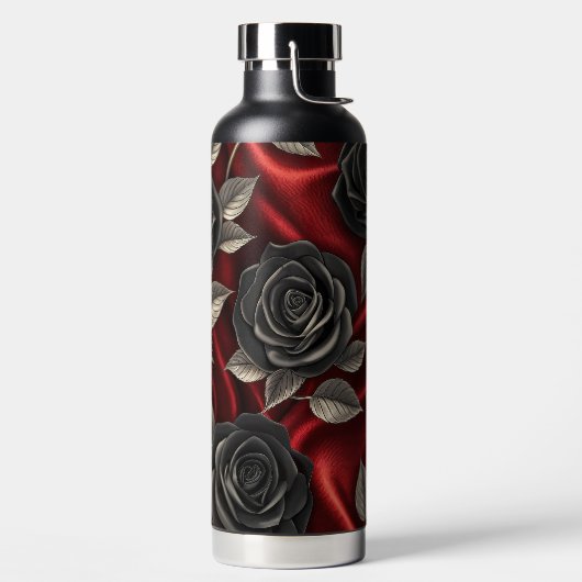 RODE SATIJNEN UITZICHT MET ZWARTE GOTISCHE ROZEN WATERFLES (Links)