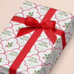 Rode Scallop Tegel Christmas Springs Custom Cadeaupapier<br><div class="desc">Geef dit kerstseizoen een echt gepersonaliseerd cadeau met een uniek, gepersonaliseerd inpakpapier. Pas de begroeting en de naamtekst aan en sla cadeau-labels over, omdat de informatie al op dit seizoensgebonden decoratieve papier staat. Een patroon van elegante geschulpte rode bogen wordt geaccentueerd door geïllustreerde takjes van hulst bladeren en bessen en...</div>