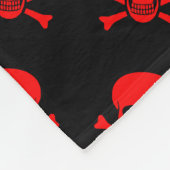 Rode schedel en snijwbotten met aangepaste tekst fleece deken (Hoek)