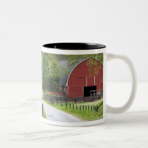 Rode schuur en boerderij bij Berlijn, Ohio. Tweekleurige Koffiemok