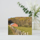 Rode schuur en fencerow langs de blauwe rand briefkaart (Staand voorkant)