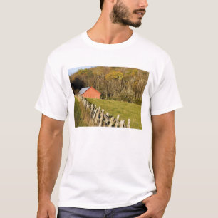 Rode schuur en hekrij langs de Blue ridge T-shirt