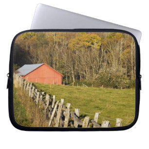 Rode schuur en omheining langs de Blue ridge Laptop Sleeve