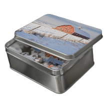 Rode schuur in met sneeuw bedekt landschap