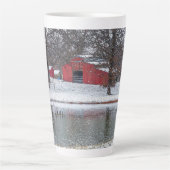 Rode schuur in sneeuwpoly latte mok (Voorkant)