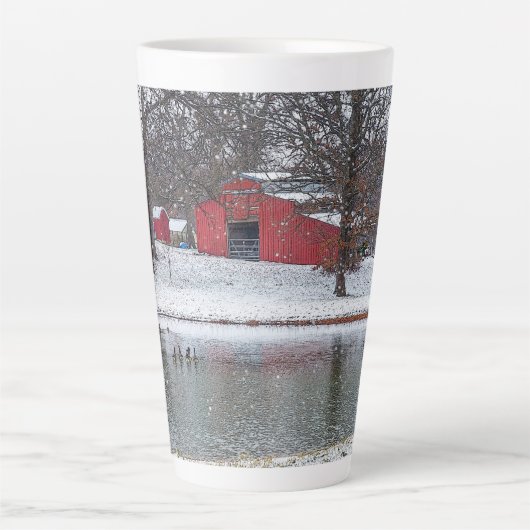 Rode schuur in sneeuwpoly latte mok (Voorkant)