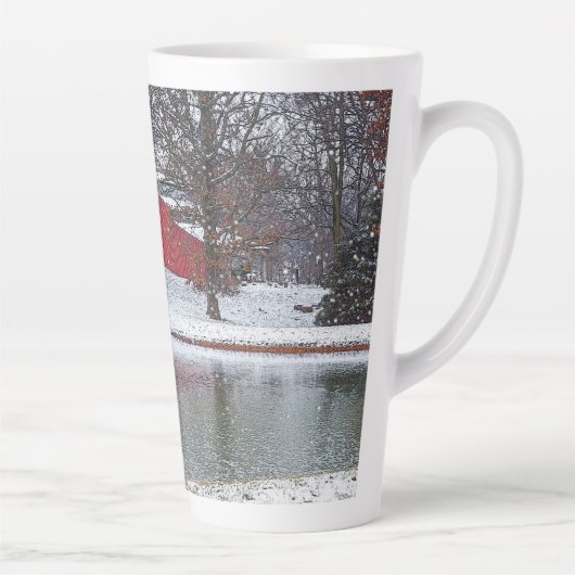 Rode schuur in sneeuwpoly latte mok (Rechts)