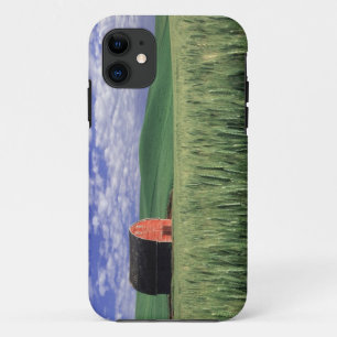 Rode schuur in tarwe- en gerstveld in Whitman 2 Case-Mate iPhone Case