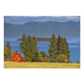 Rode schuur ligt langs het schilderachtig Flathead Foto Afdruk (Voorkant)