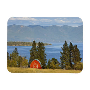 Rode schuur ligt langs het schilderachtig Flathead Magneet