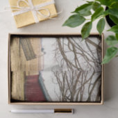 Rode schuur met een epische boom en een draaiende  tissuepapier (Geschenk)