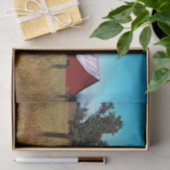 Rode schuur met glanzend dak te midden van herfstg tissuepapier (Geschenk)