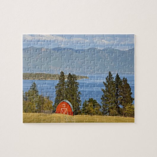 Rode schuur staat langs het schilderachtige Flathe Legpuzzel (Horizontaal)