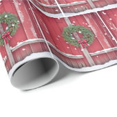 Rode schuurdeur met kerstkrans in sneeuwvlokken cadeaupapier (Rol Hoek)