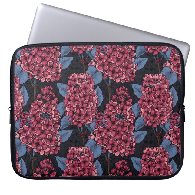 Rode seringen op donkerblauw laptop sleeve (Voorkant)