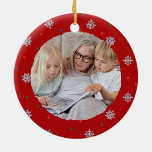 Rode sierlijke sneeuwvlokken en stippen op maat ge keramisch ornament (Achterkant)