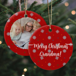 Rode sierlijke sneeuwvlokken en stippen op maat ge keramisch ornament