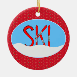 Rode ski's en sneeuw in een ovaal keramisch ornament