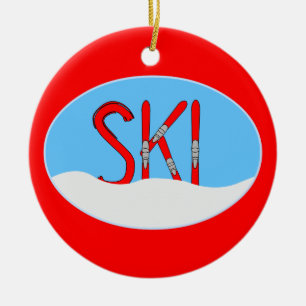 Rode ski's en sneeuw in een ovaal keramisch ornament