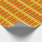 Rode ski's op geel inpakpapier. cadeaupapier (Hoek)