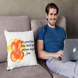 Rode slang op een gouden bloem | Uniek & luxe Accent Kussen