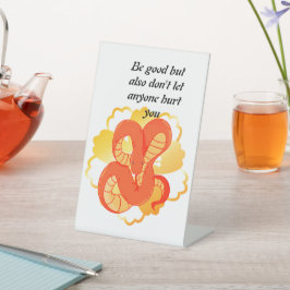 Rode slang op een gouden bloem | Uniek & luxe Reclamebord Met Voetstuk