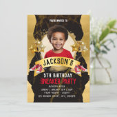 Rode sneaker verjaardagsfeestuitnodiging kaart (Staand voorkant)