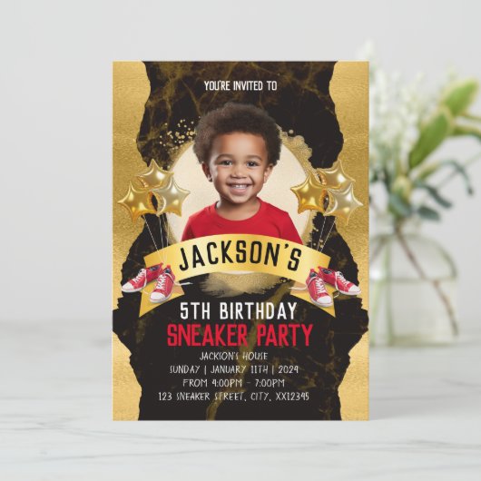 Rode sneaker verjaardagsfeestuitnodiging kaart (Staand voorkant)