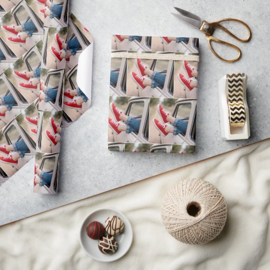Rode sneakers hangend uit het raam van een retro v cadeaupapier (Crafts)