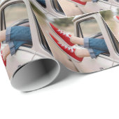 Rode sneakers hangend uit het raam van een retro v cadeaupapier (Rol Hoek)